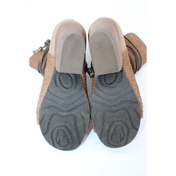 OTBT VAGABOND BOOTIE in the Color OTTER Size 6.5 EUC - Picture 3 of 10